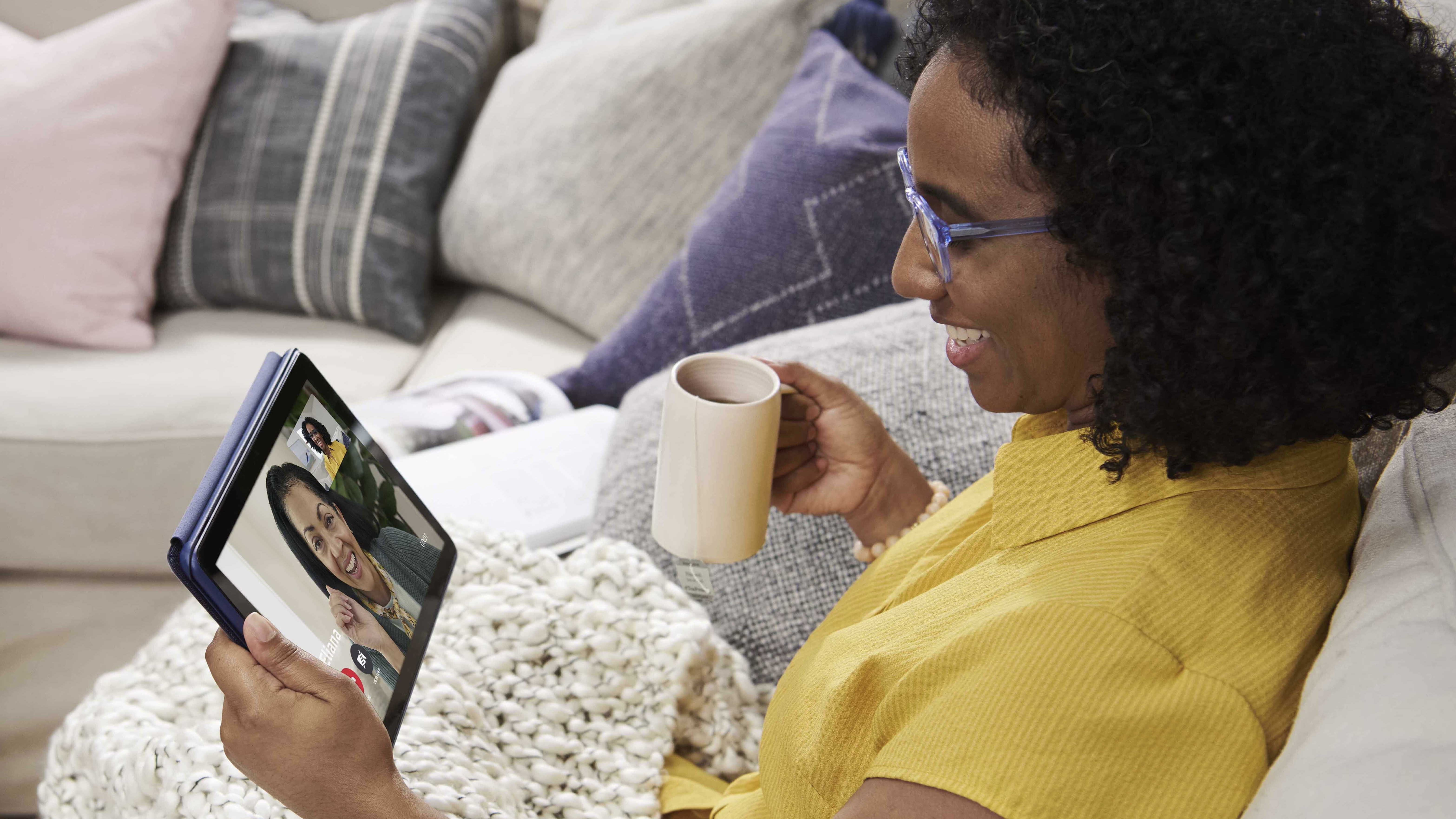 Amazon Fire HD 10 2023 βιντεοκλήση με καφέ