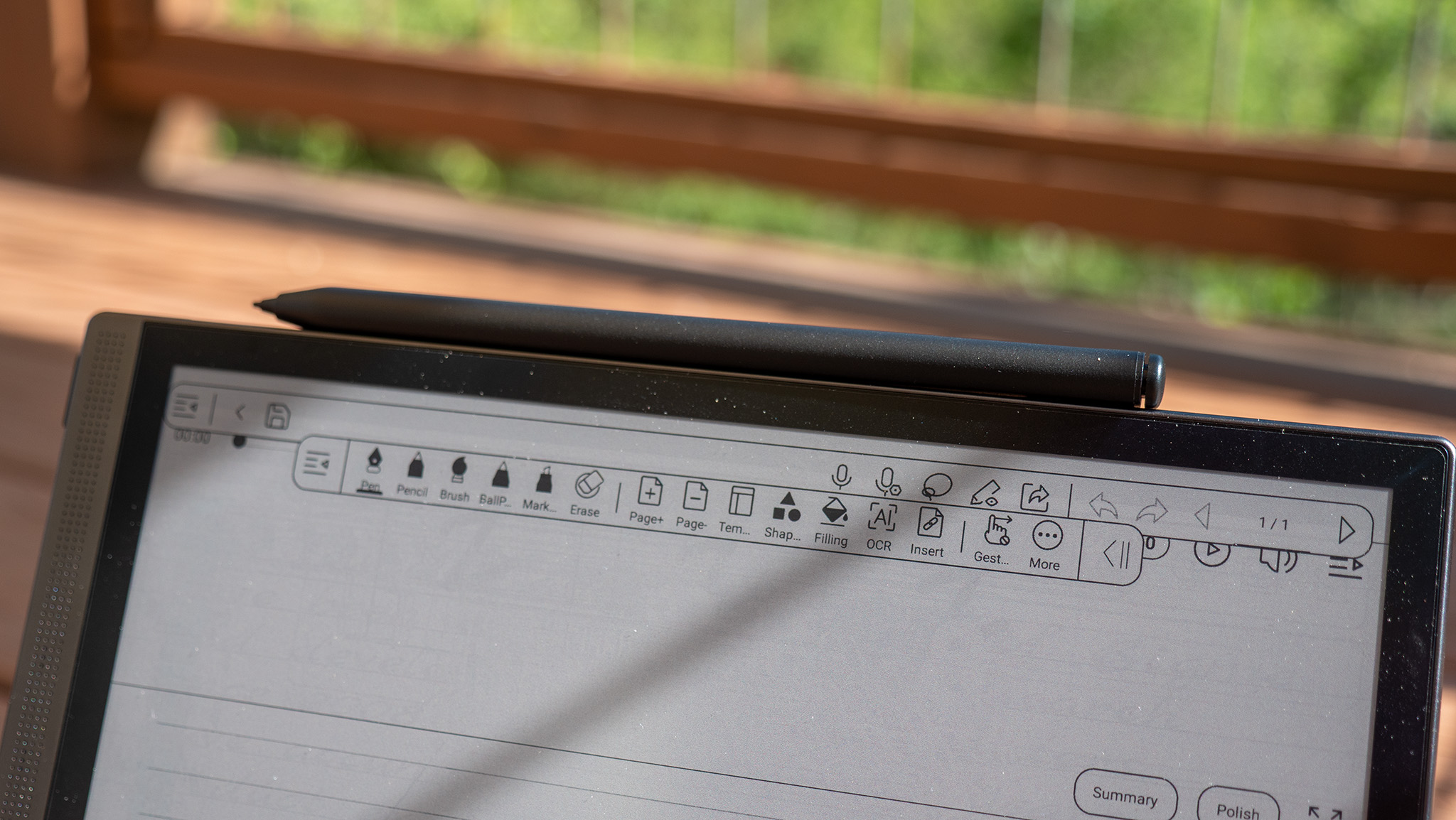 Η γραφίδα που περιλαμβάνεται στο Bigme B1051C Pro προσαρτάται μαγνητικά στο επάνω μέρος του tablet