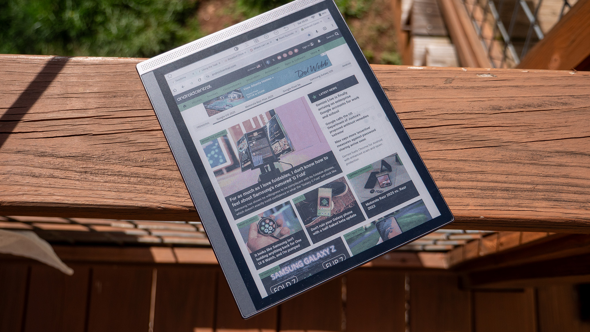 Εμφάνιση της οθόνης Bigme B1051C Pro στο φως του ήλιου με την αρχική σελίδα του Android Central