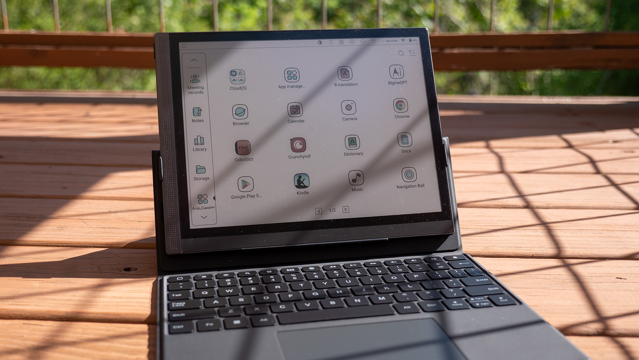 Το Bigme B1051C Pro στη θήκη του πληκτρολογίου του