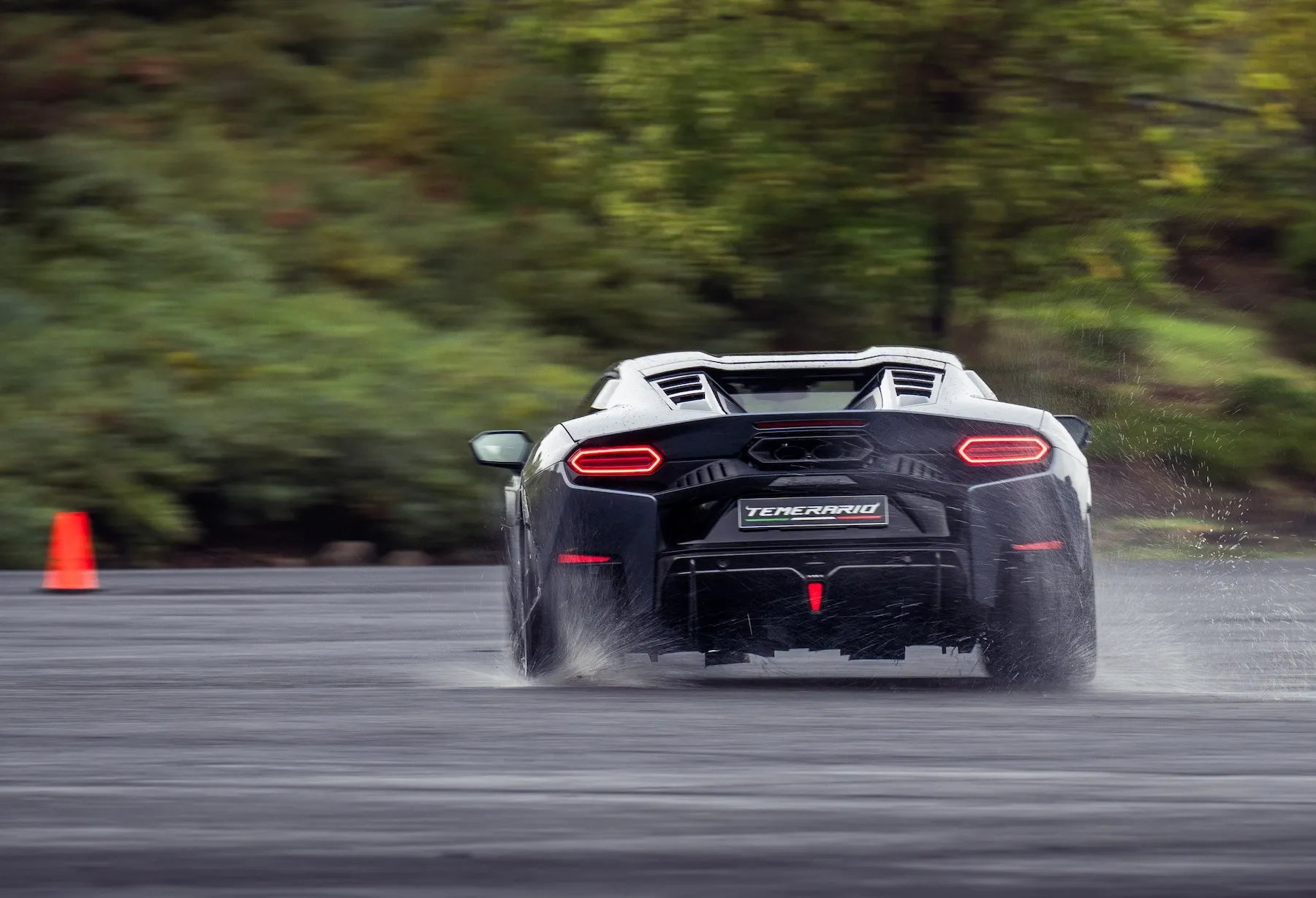 το πίσω μέρος μιας Lamborghini στο νερό