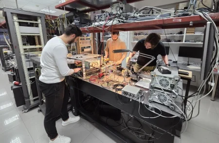 Ελληνικός Φωτονικός AI Επεξεργαστής: Σπάει το Ρεκόρ Υπολογιστικής Ικανότητας και Ανατρέπει τον Πλανήτη! Ελληνικός Φωτονικός AI Επεξεργαστής: Σπάει το Ρεκόρ Υπολογιστικής Ικανότητας και Ανατρέπει τον Πλανήτη!