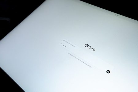 Ο Έλον Μασκ ανακοινώνει την κυκλοφορία του Grok 4.20 σε 3-4 εβδομάδες