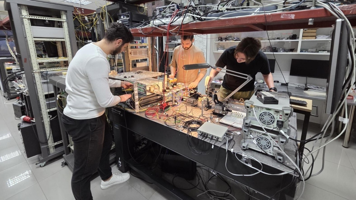 «Ανακαλύψτε τον ισχυρότερο φωτονικό επεξεργαστή Τεχνητής Νοημοσύνης που κατασκευάζεται στο Αριστοτέλειο!» «Ανακαλύψτε τον ισχυρότερο φωτονικό επεξεργαστή Τεχνητής Νοημοσύνης που κατασκευάζεται στο Αριστοτέλειο!»