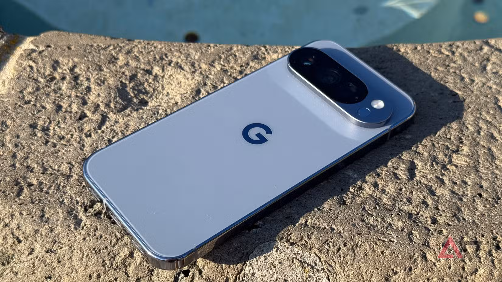 Χρησιμοποίησα το Google Pixel 10 Pro και το Samsung Galaxy S25+ και δεν καταλαβαίνεις πόσο διαφορετικά είναι μέχρι να είναι στην τσέπη σου Το Google Pixel 10 Pro κάθεται σε ένα σιντριβάνι