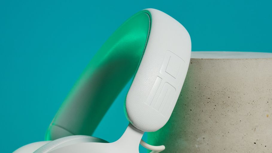 Ανακαλύψτε το Alienware Pro Wireless Gaming Headset: Το πιο Άνετο Αυτί για Gaming που Έχετε Δοκιμάσει Ποτέ! A lunar light white Alienware Pro Wireless Gaming Headset