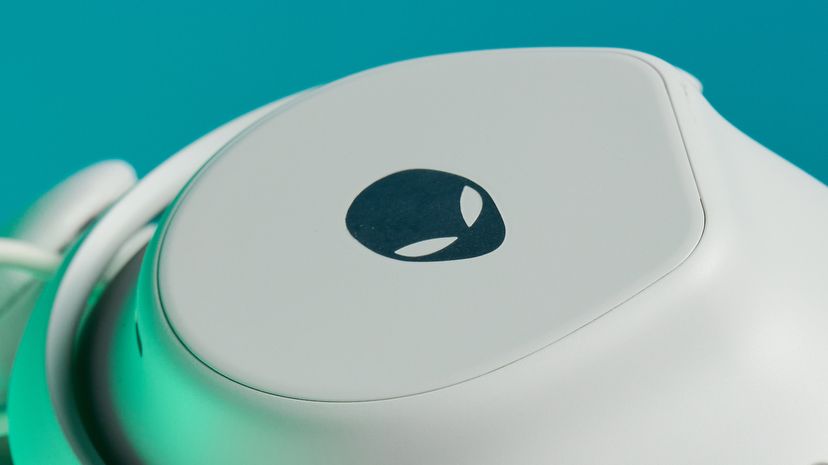 Ανακαλύψτε το Alienware Pro Wireless Gaming Headset: Το πιο Άνετο Αυτί για Gaming που Έχετε Δοκιμάσει Ποτέ! A lunar light white Alienware Pro Wireless Gaming Headset