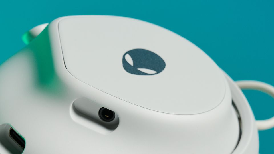 Ανακαλύψτε το Alienware Pro Wireless Gaming Headset: Το πιο Άνετο Αυτί για Gaming που Έχετε Δοκιμάσει Ποτέ! A lunar light white Alienware Pro Wireless Gaming Headset