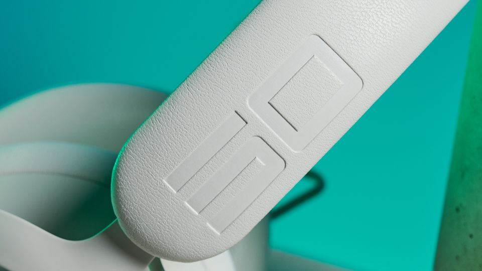 Ανακαλύψτε το Alienware Pro Wireless Gaming Headset: Το πιο Άνετο Αυτί για Gaming που Έχετε Δοκιμάσει Ποτέ! A lunar light white Alienware Pro Wireless Gaming Headset