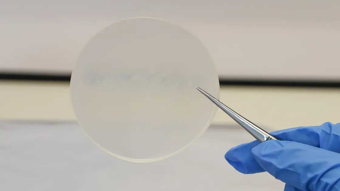 «Ανατρεπτική Ανακάλυψη: Το Γάλα Γίνεται Βιοδιασπώμενο Πλαστικό! Πώς Επαναστατεί η Επιστήμη!»