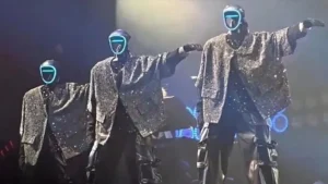 Απίστευτο! Ανθρωποειδή ρομπότ χορεύουν σε live συναυλία και κάνουν τούμπες που σοκάρουν το κοινό (ΔΕΙΤΕ το ΒΙΝΤΕΟ!)