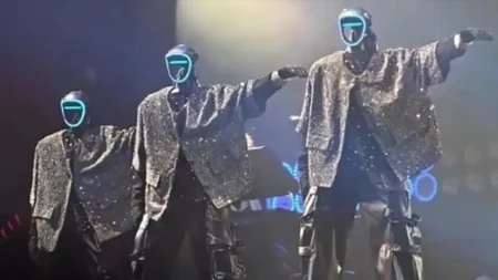 Απίστευτο! Ανθρωποειδή ρομπότ χορεύουν σε live συναυλία και κάνουν τούμπες που σοκάρουν το κοινό (ΔΕΙΤΕ το ΒΙΝΤΕΟ!)