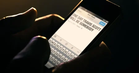 Στη νέα διαφήμιση του Powerbeats Fit πρωταγωνιστεί ένας ανήλικος Travis Scott