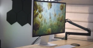 Οι χρήστες του macOS Tahoe αναφέρουν προβλήματα με το τρεμόπαιγμα της οθόνης