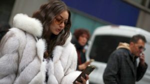 «Η Μόδα Λέει Όχι στην Αληθινή Γούνα: Δείτε γιατί αυτό αλλάζει τα πάντα!» «Η Μόδα Λέει Όχι στην Αληθινή Γούνα: Δείτε γιατί αυτό αλλάζει τα πάντα!»