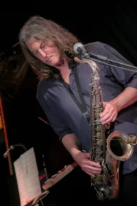 «Αποκαλύψεις από τον κορυφαίο σαξοφωνίστα David Lynch: Μην χάσετε την αποκλειστική συνέντευξη στο Όγδοο!» "Αναζητώ και καλλιεργώ τον εαυτό μου ως ανοιχτό δέκτη ώστε η μουσική να μου διδάσκει ολοένα και περισσότερα για τη ζωή".