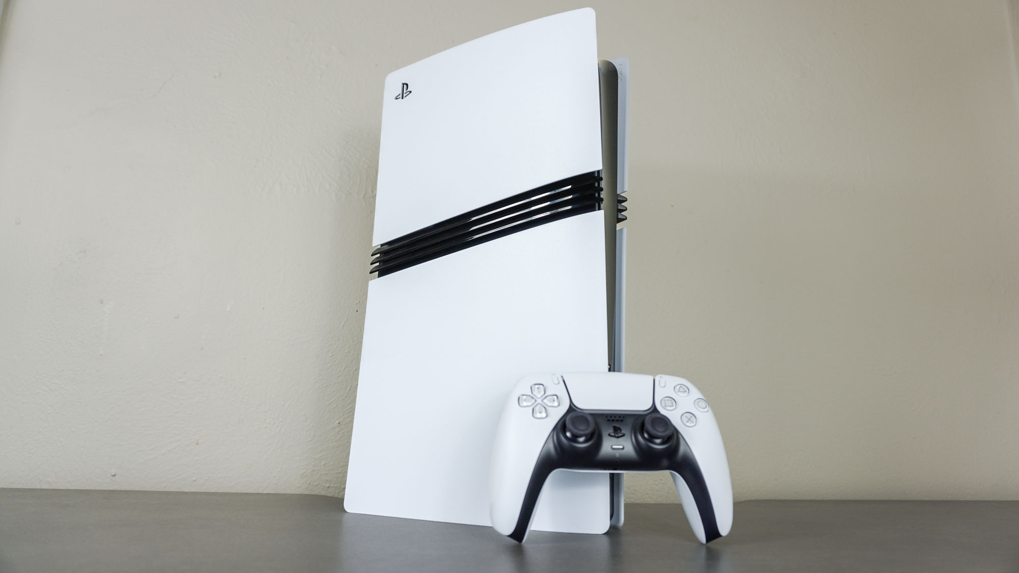 Το PS5 Pro με ένα χειριστήριο DualSense σε ένα γραφείο