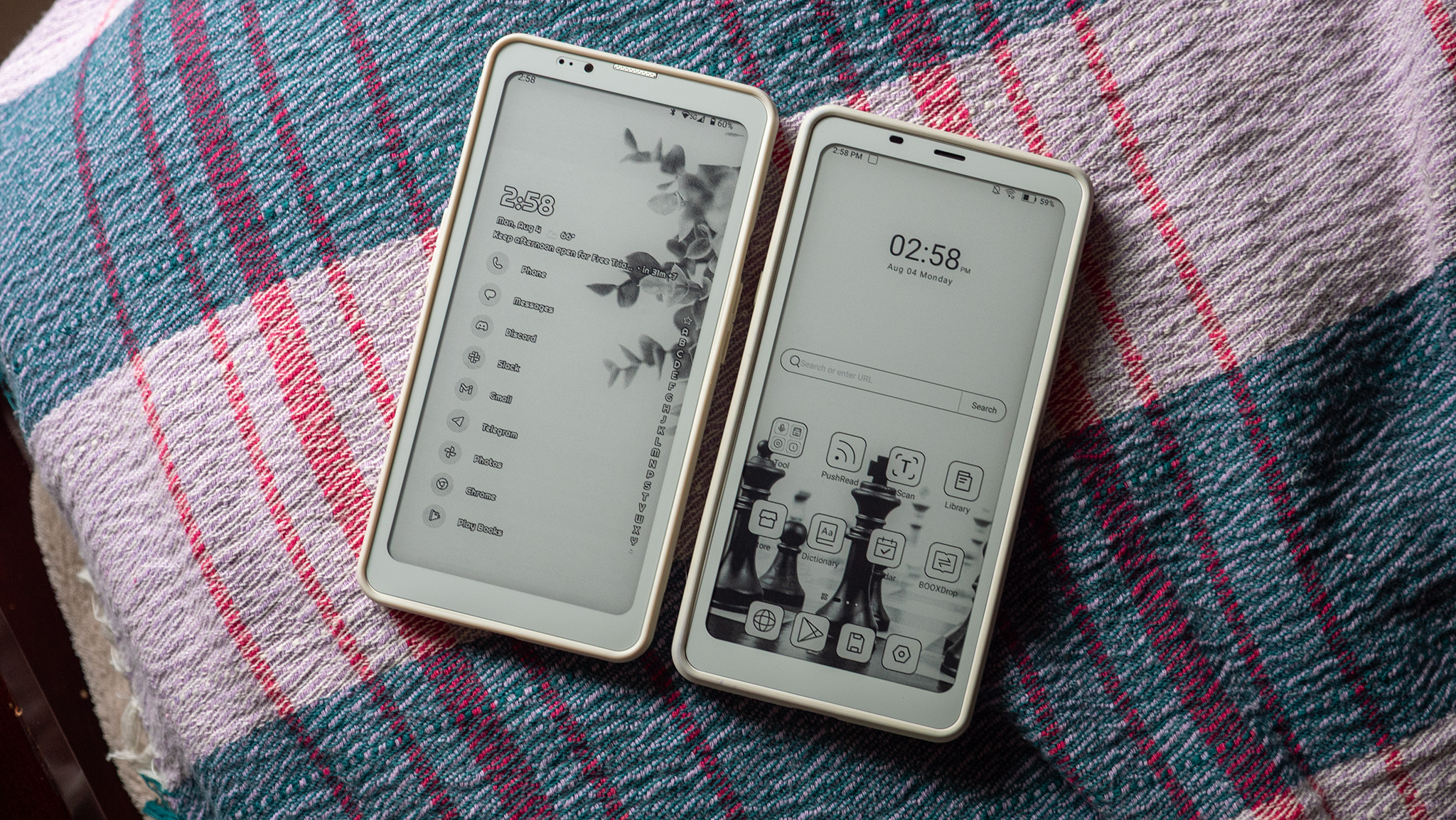 Ένα Bigme HiBreak Pro (αριστερά) δίπλα σε ένα Onyx Boox Palma 2 (δεξιά)