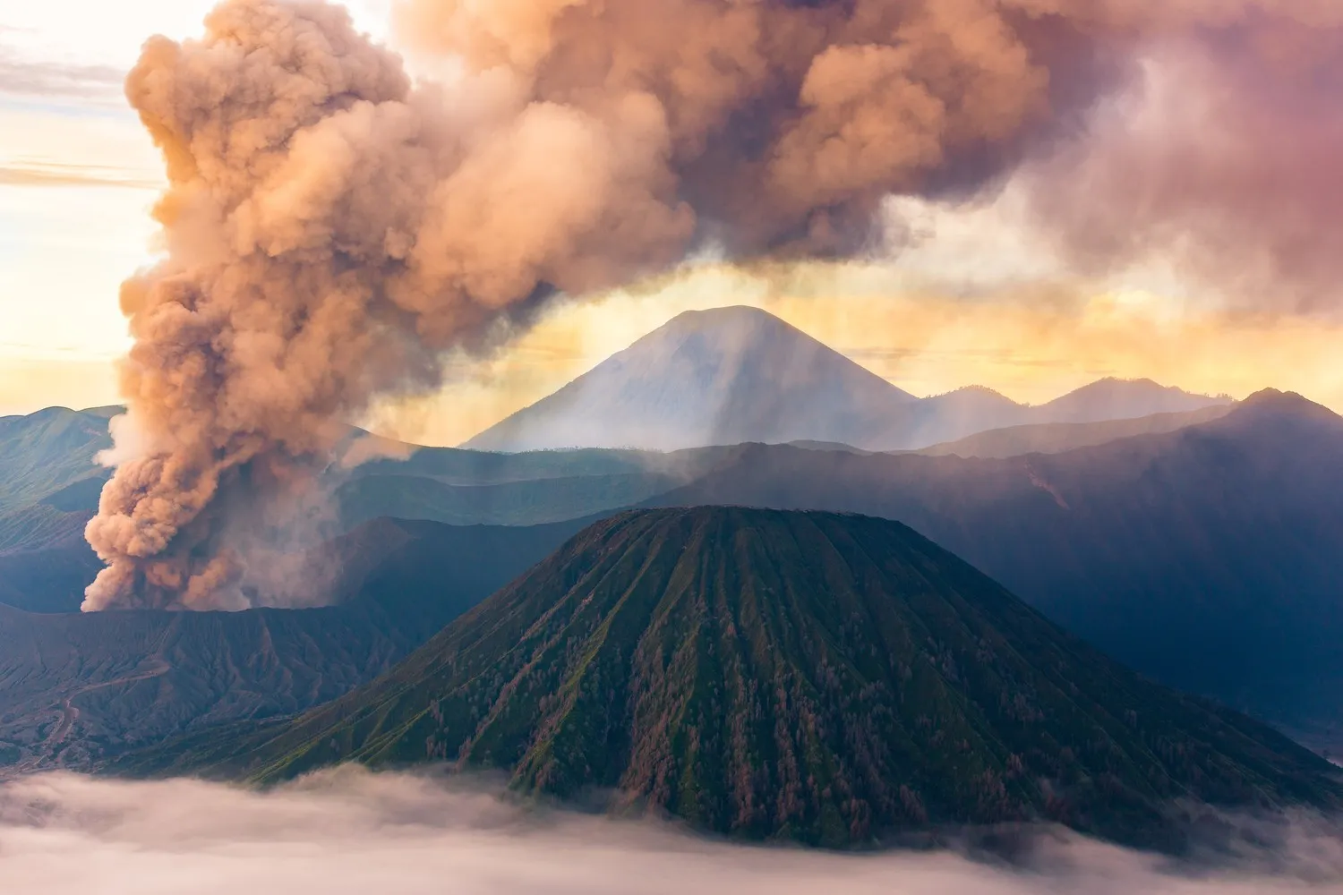 το ηφαιστειακό λοφίο ανεβαίνει