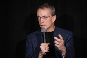 Ο Πατ Γκέλσινγκερ θέλει να σώσει τον νόμο του Μουρ, με λίγη βοήθεια από τους ομοσπονδιακούς Ο Πατ Γκέλσινγκερ θέλει να σώσει τον νόμο του Μουρ, με λίγη βοήθεια από τους ομοσπονδιακούς