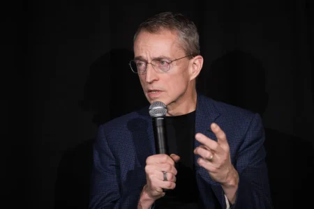 Ο Πατ Γκέλσινγκερ θέλει να σώσει τον νόμο του Μουρ, με λίγη βοήθεια από τους ομοσπονδιακούς Ο Πατ Γκέλσινγκερ θέλει να σώσει τον νόμο του Μουρ, με λίγη βοήθεια από τους ομοσπονδιακούς