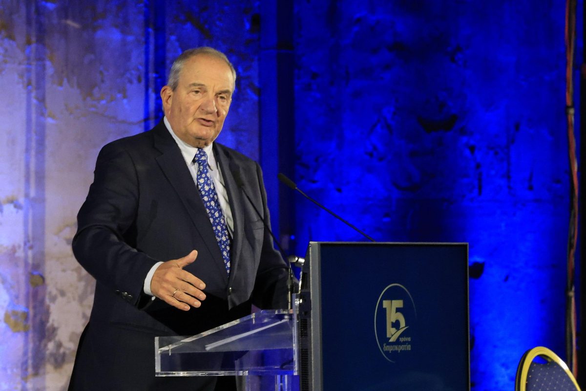 «Καραμανλής: Σφοδρές Κριτικές κατά της Μητσοτάκη - Αποκαλύψεις που Σκάνε σαν Κεραυνοί!»