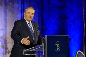 «Καραμανλής: Σφοδρές Κριτικές κατά της Μητσοτάκη - Αποκαλύψεις που Σκάνε σαν Κεραυνοί!»