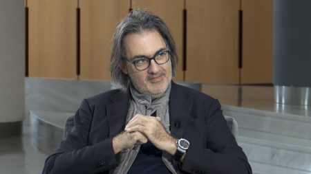 «Ανακαλύψτε τον Λεωνίδα Καβάκο στη Μαγευτική Παράσταση του ΕΡΤ3 - Μη το Χάσετε!»