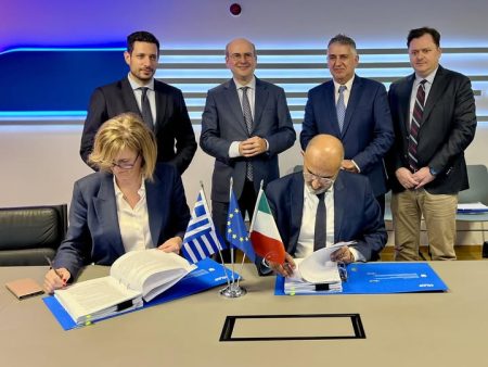 «Κωστής Χατζηδάκης: Επαναστατική Αναγέννηση στον Ελληνικό Σιδηρόδρομο με 23 Υπερσύγχρονα Τρένα!»