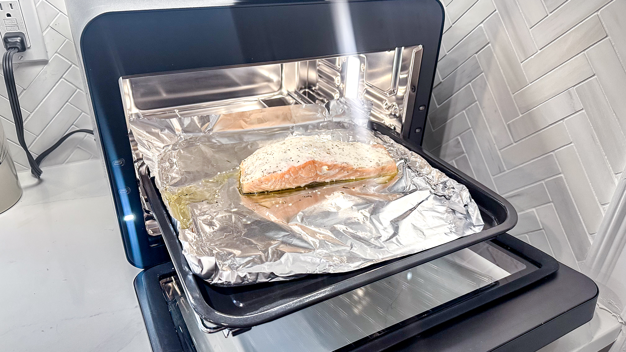 «Ανακαλύψτε τον ChefIQ MiniOven: Η Ανατρεπτική Κριτική του Τομ που Αλλάζει τα Πάντα στη Μαγειρική!» Μίνι Φούρνος CHEF iQ σε πάγκο κουζίνας