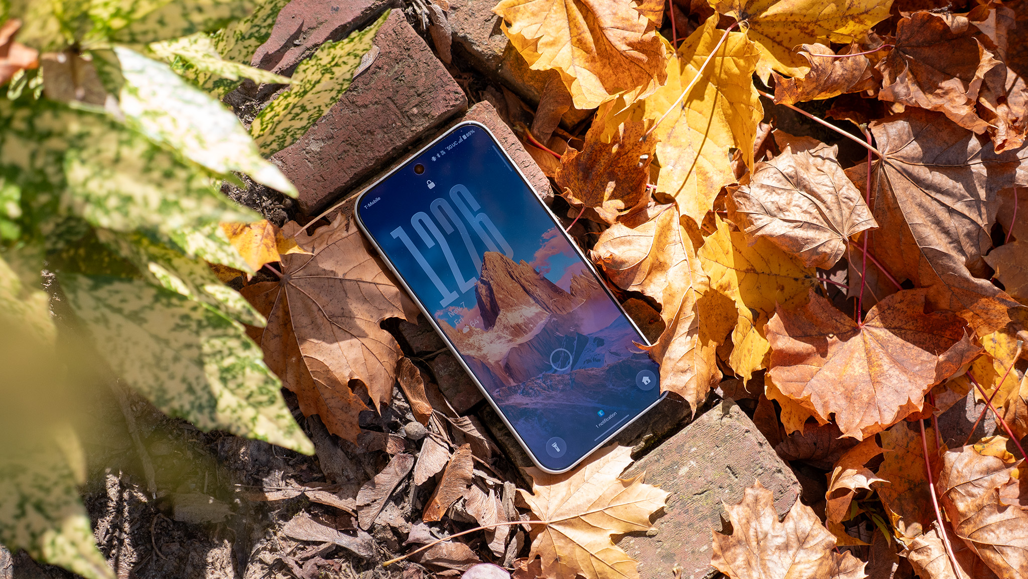 Μια θεματική οθόνη κλειδώματος που χρησιμοποιεί την ενσωματωμένη μηχανή Flux Themes του OnePlus 15