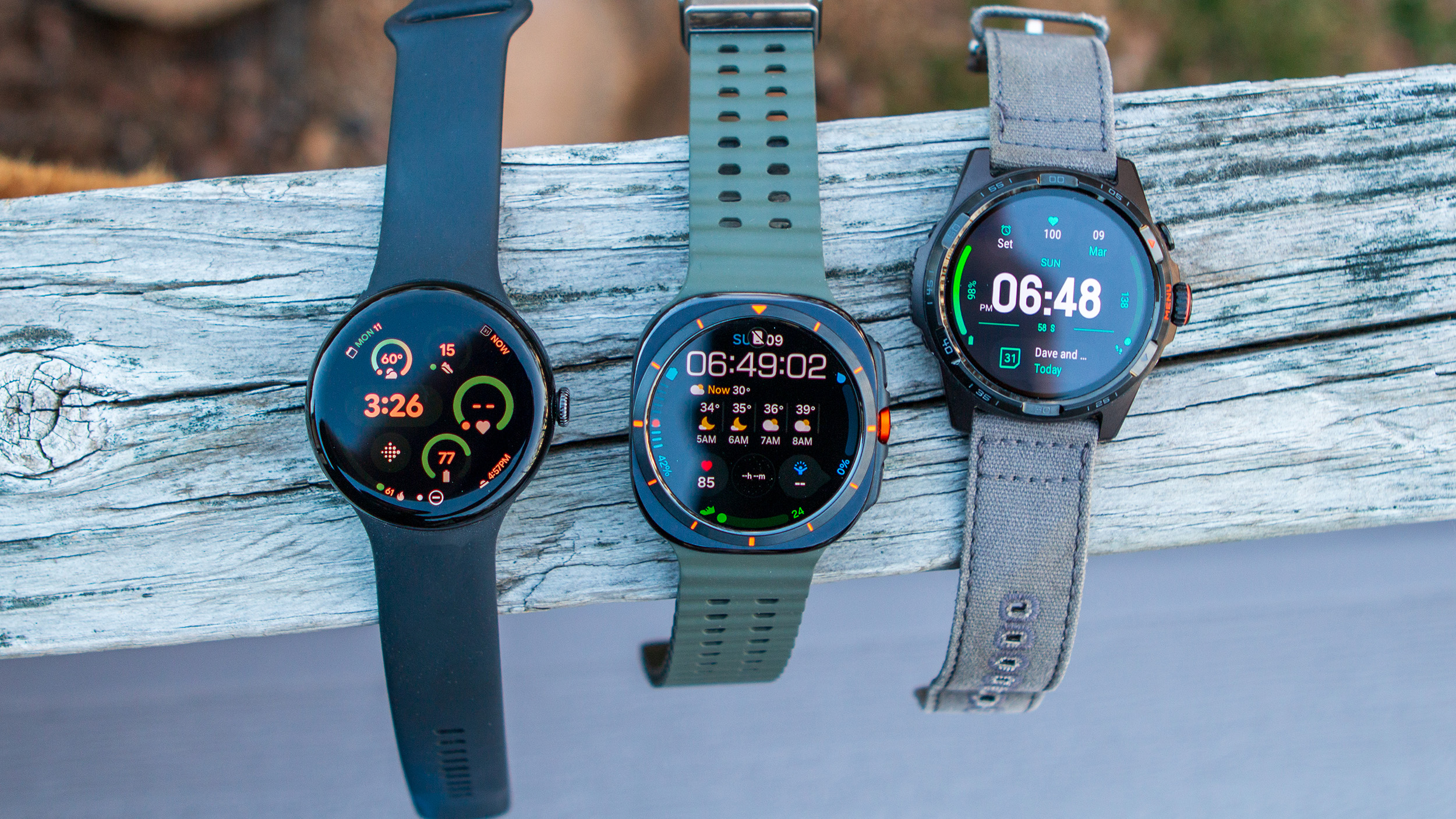 Το TicWatch Atlas δίπλα στο Samsung Galaxy Watch Ultra και το Pixel Watch 3