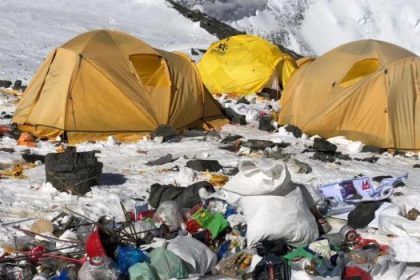 «Σοκαριστική Αποτυχία: Το πρόγραμμα καθαρισμού του Έβερεστ το μετέτρεψε σε χωματερή!»