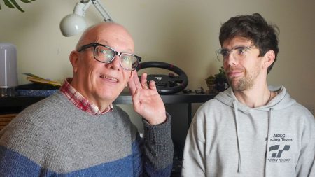 «Δώρισα στον μπαμπά μου έξυπνα ηχητικά γυαλιά για Χριστούγεννα - η αντίδρασή του θα σας συγκλονίσει!»