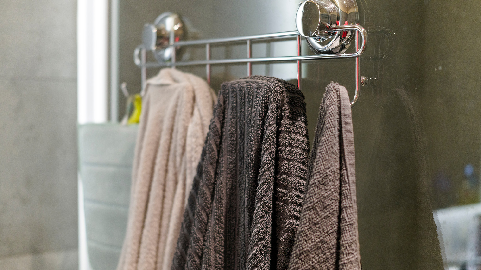 «Είστε 'τυφλοί στη μύτη'; Ανακαλύψτε τις 5 καθημερινές μυρωδιές που αποκαλύπτουν τα πάντα στους καλεσμένους σας!» Στέγνωμα πετσετών στο μπάνιο