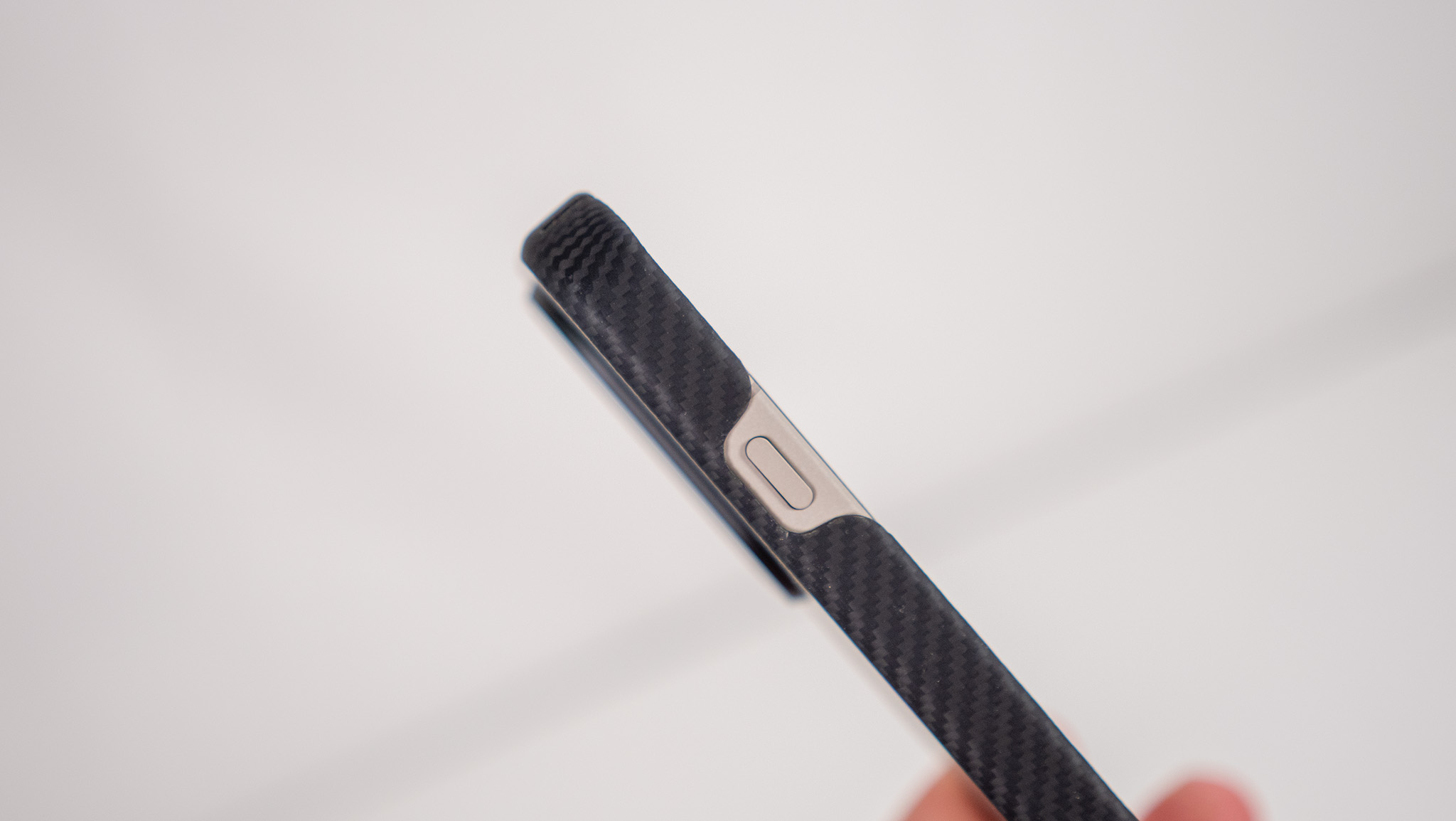 Αυτή η μινιμαλιστική θήκη διόρθωσε σχεδόν κάθε πρόβλημα που είχα με τη σχεδίαση του OnePlus 15 και τώρα είναι επιτέλους διαθέσιμη μαζί με το τηλέφωνο Η θήκη Thinborne για το OnePlus 15