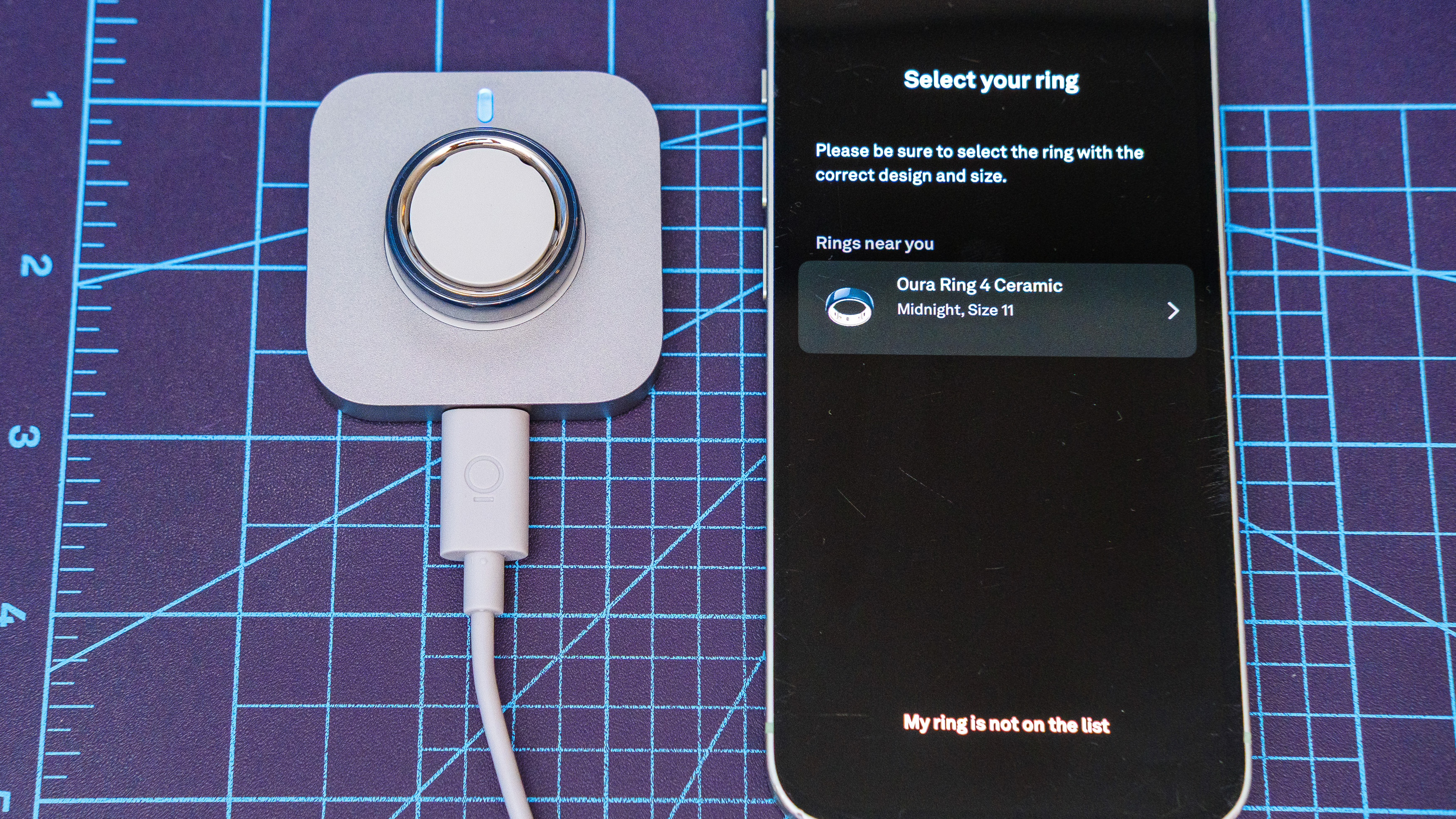 Oura Ring 4 Κεραμικό κοντινό πλάνο που δείχνει τη διαδικασία εγκατάστασης και σύζευξης χρησιμοποιώντας ένα iPhone