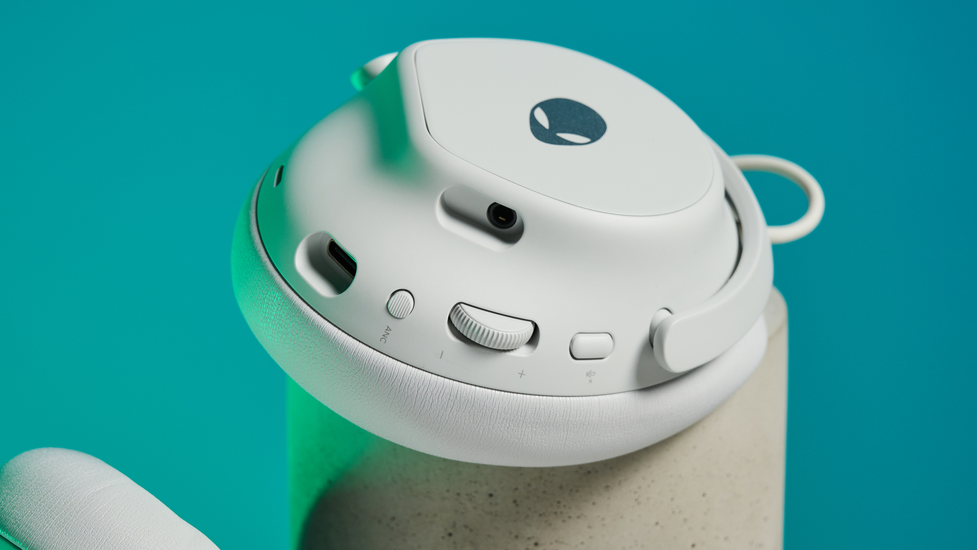 Ανακαλύψτε το Alienware Pro Wireless Gaming Headset: Το πιο Άνετο Αυτί για Gaming που Έχετε Δοκιμάσει Ποτέ! A lunar light white Alienware Pro Wireless Gaming Headset