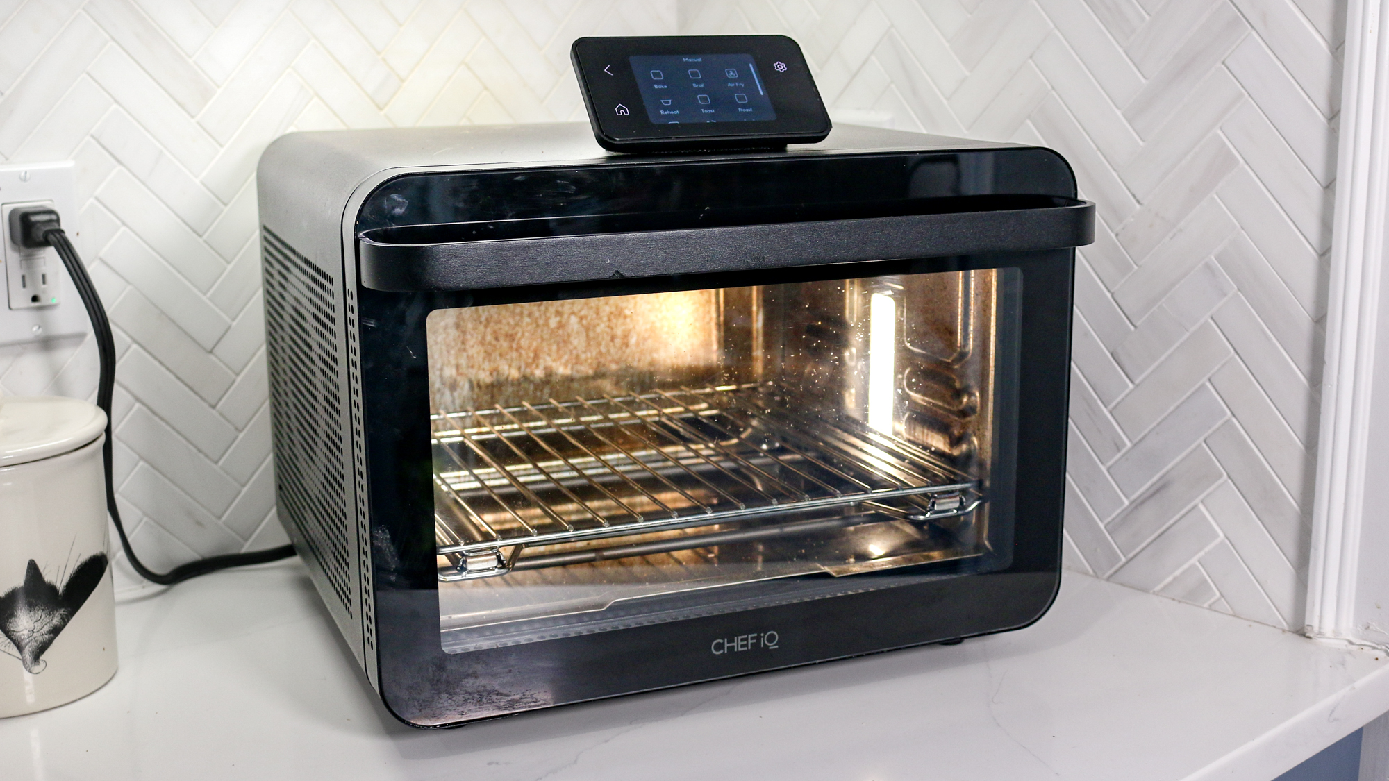 «Ανακαλύψτε τον ChefIQ MiniOven: Η Ανατρεπτική Κριτική του Τομ που Αλλάζει τα Πάντα στη Μαγειρική!» Μίνι Φούρνος CHEF iQ σε πάγκο κουζίνας