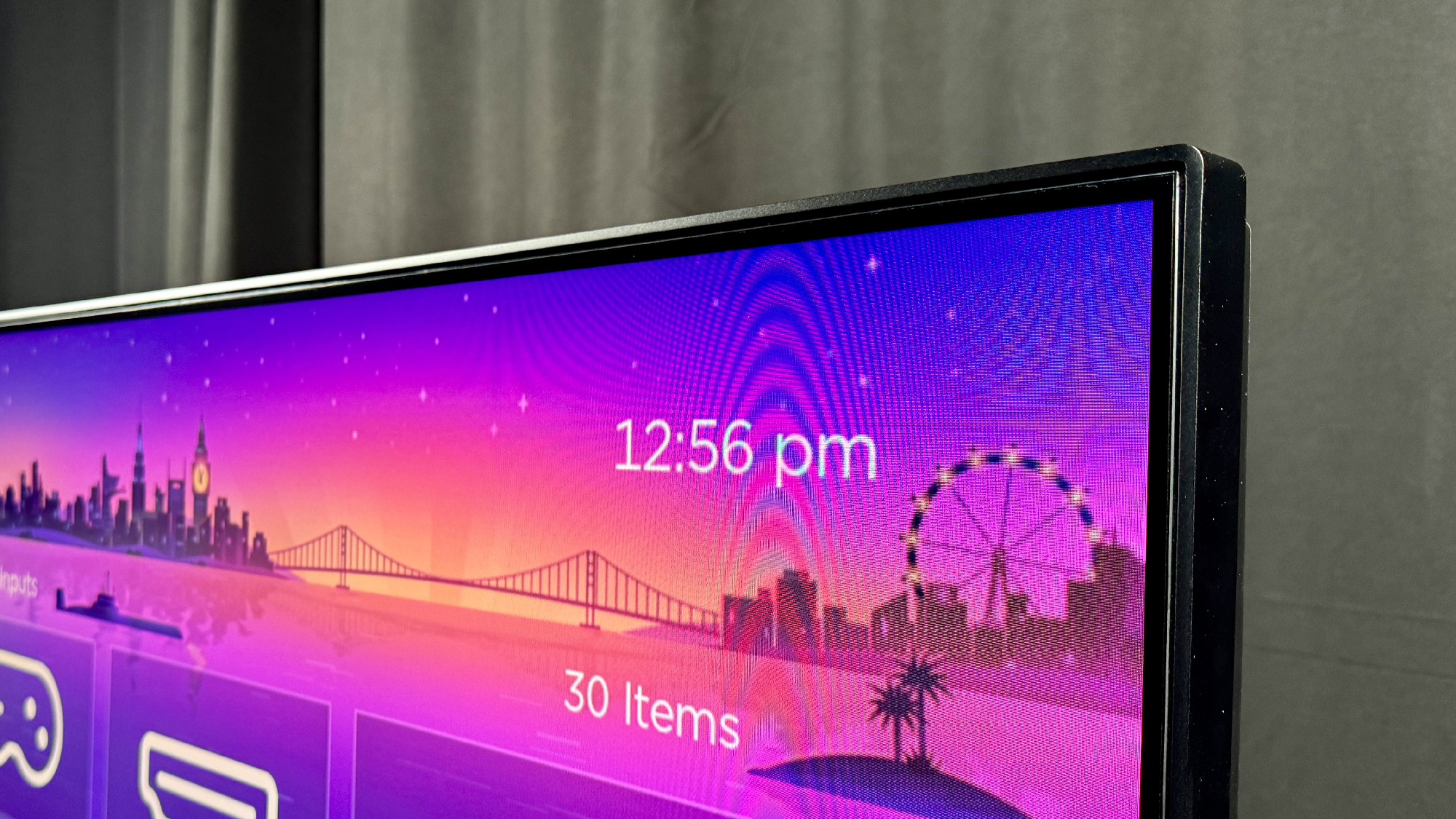 Σειρά Roku Pro σε πλάγια όψη στούντιο