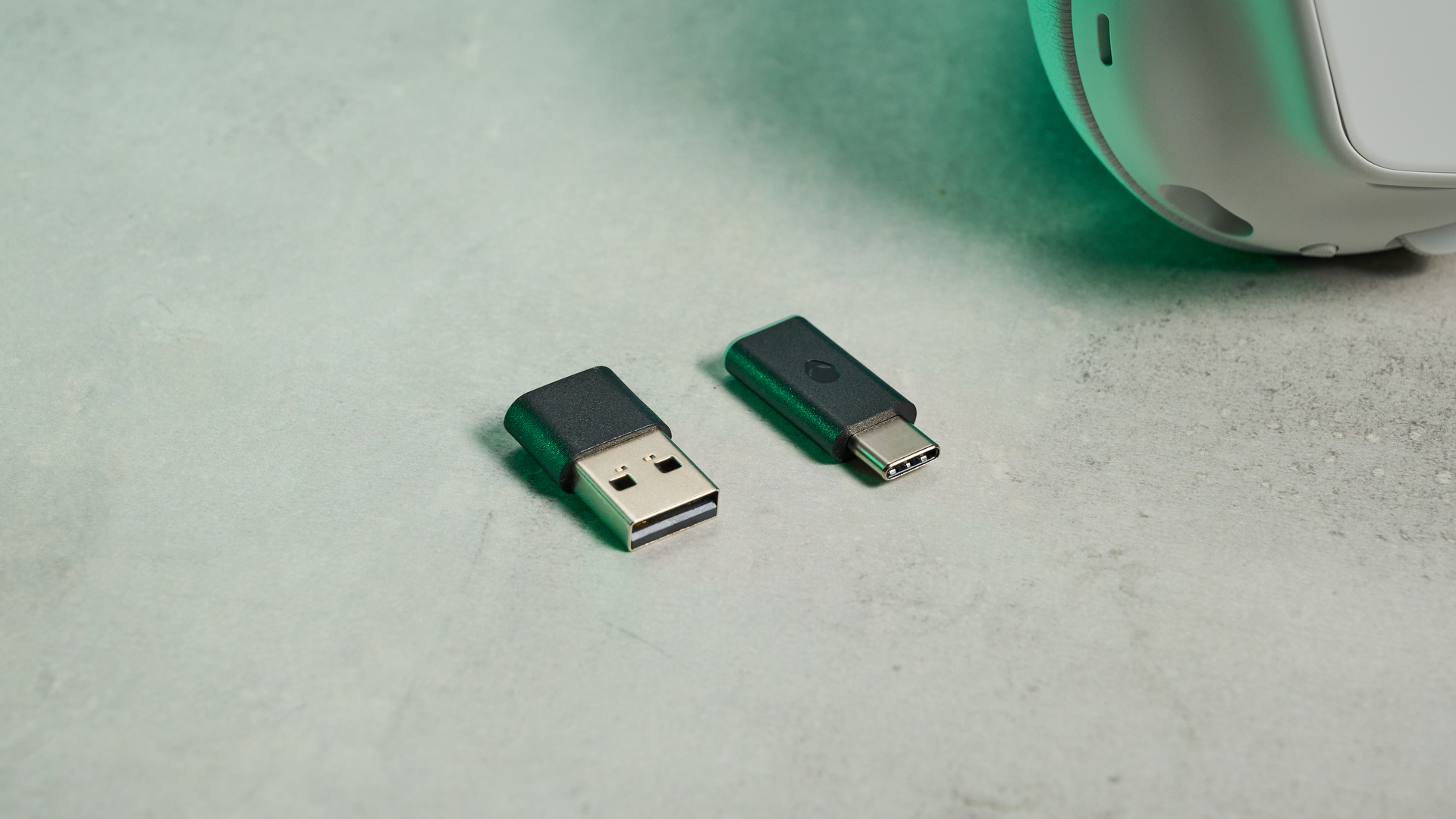 Ανακαλύψτε το Alienware Pro Wireless Gaming Headset: Το πιο Άνετο Αυτί για Gaming που Έχετε Δοκιμάσει Ποτέ! A lunar light white Alienware Pro Wireless Gaming Headset