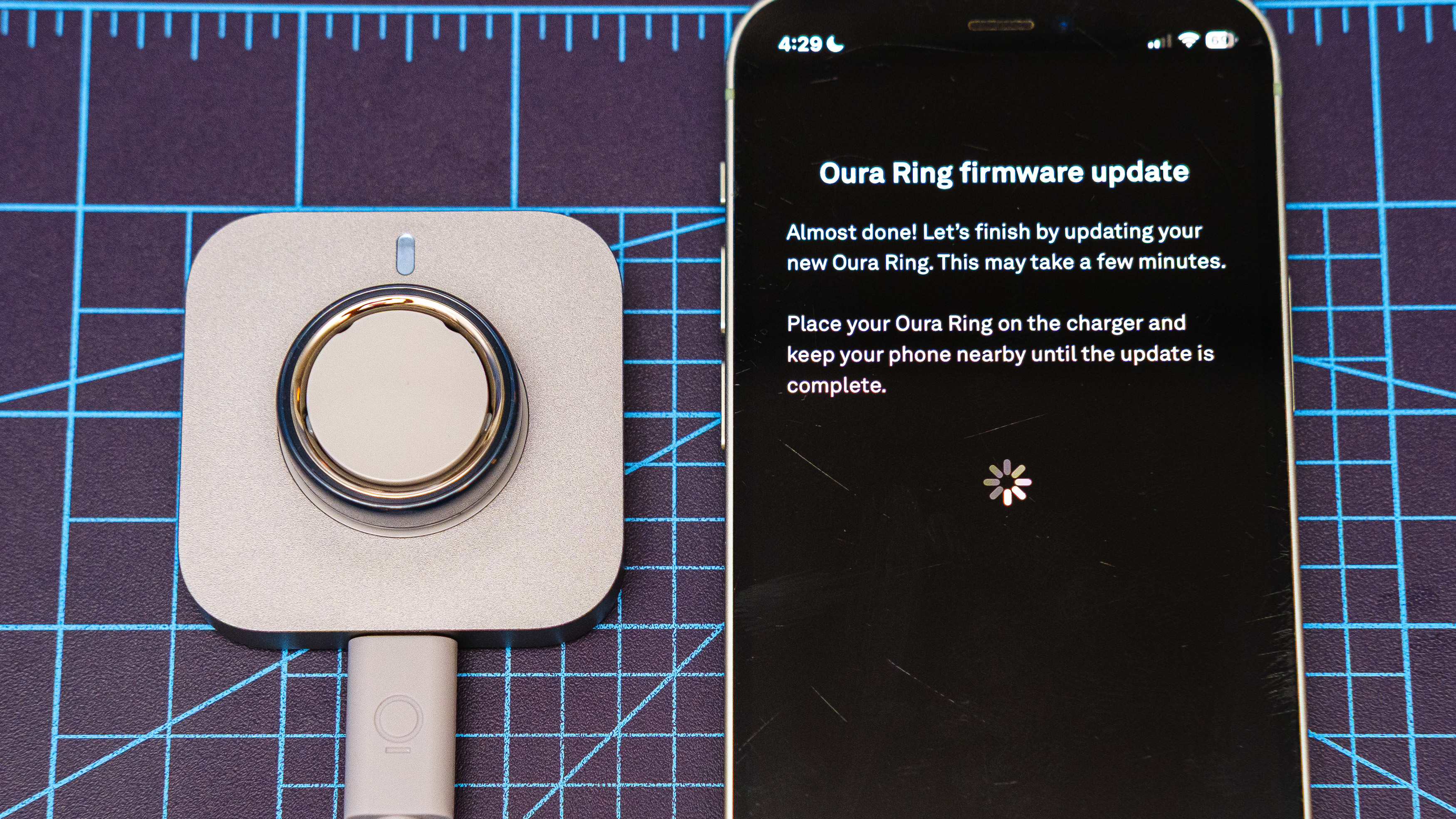 Oura Ring 4 Κεραμικό κοντινό πλάνο που δείχνει τη διαδικασία εγκατάστασης και σύζευξης χρησιμοποιώντας ένα iPhone