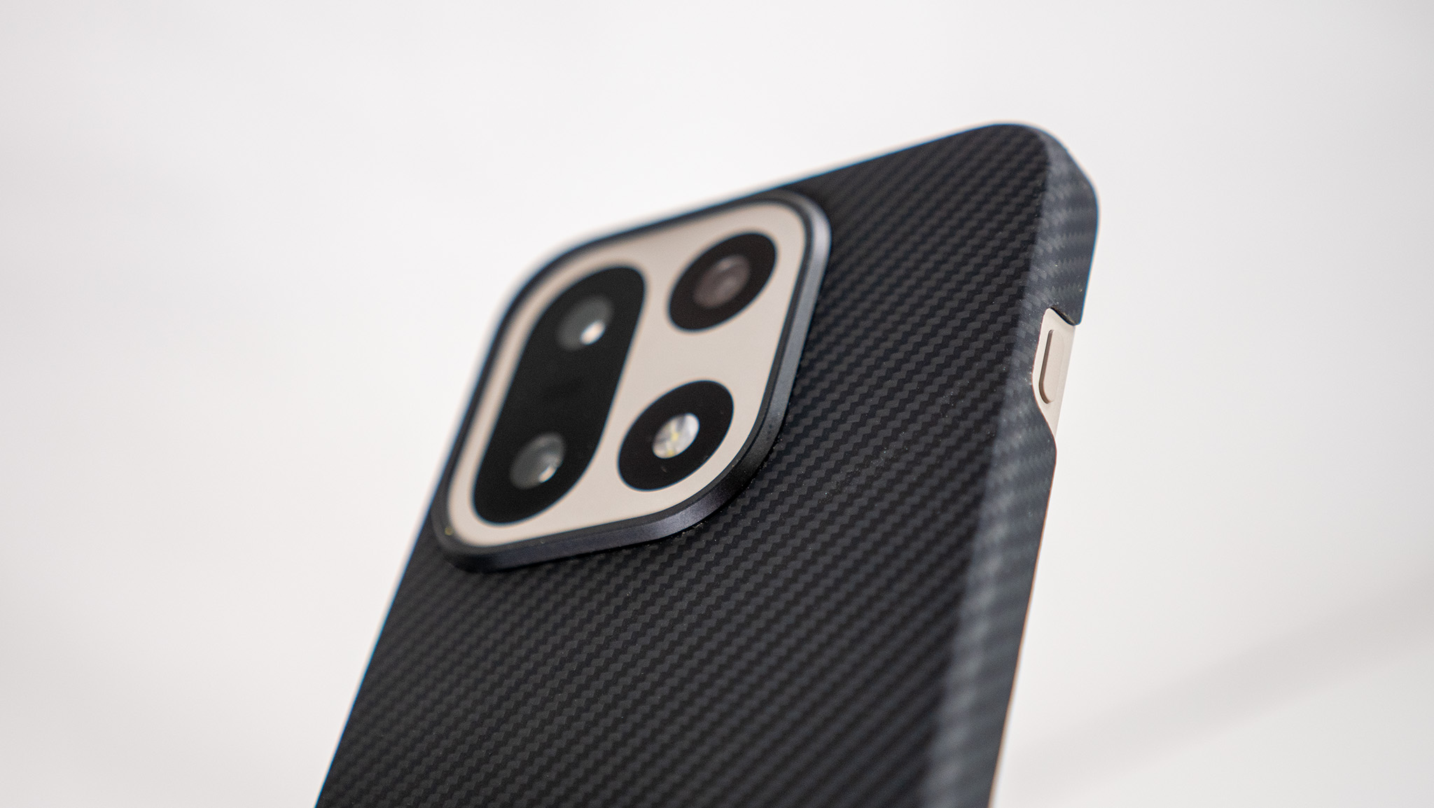 Αυτή η μινιμαλιστική θήκη διόρθωσε σχεδόν κάθε πρόβλημα που είχα με τη σχεδίαση του OnePlus 15 και τώρα είναι επιτέλους διαθέσιμη μαζί με το τηλέφωνο Η θήκη Thinborne για το OnePlus 15