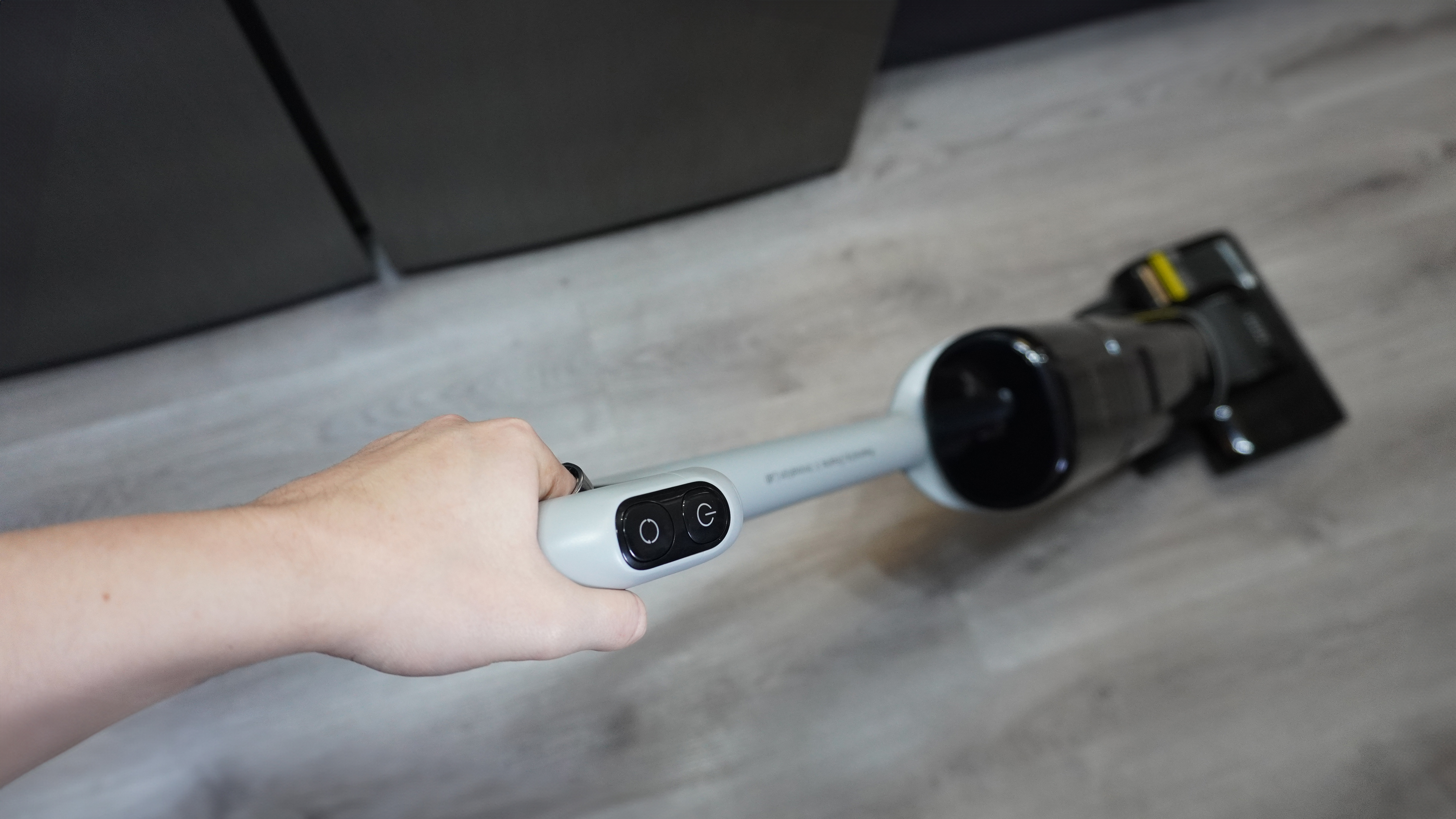 Δοκίμασα την επαναστατική Dreame H15 Pro Heat! Αυτή η σκούπα θα αλλάξει τη ζωή σας — δείτε τι την κάνει μοναδική! Dreame H15 Pro Θερμότητα υγρή και στεγνή ηλεκτρική σκούπα φωτογραφημένη σε χαλί.