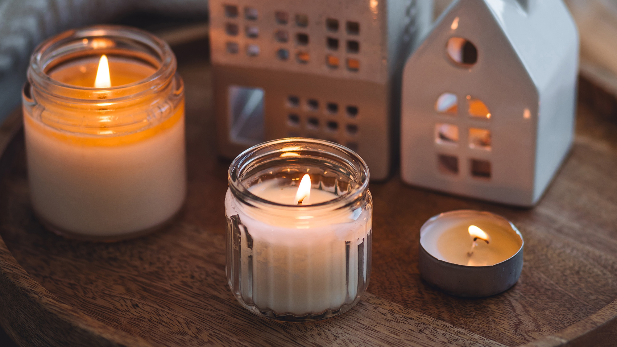 «Είστε 'τυφλοί στη μύτη'; Ανακαλύψτε τις 5 καθημερινές μυρωδιές που αποκαλύπτουν τα πάντα στους καλεσμένους σας!» Κεριά σε δίσκο