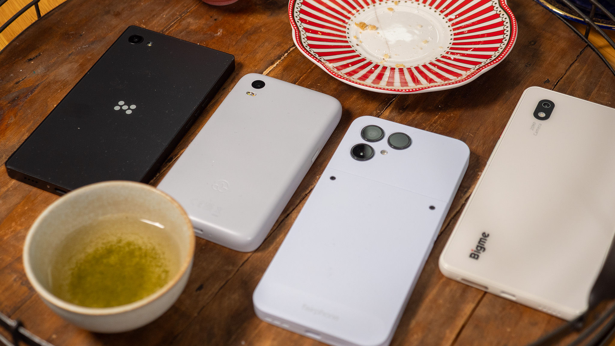 Τρία τηλέφωνα E Ink και το Fairphone 6 σε δίσκο τσαγιού