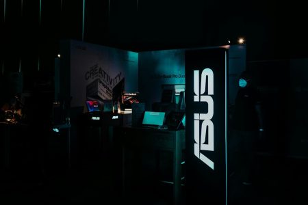 Η ASUS υπερασπίζεται τη μη ευθυγραμμισμένη θύρα τροφοδοσίας RTX 5090 HyperX ως "σκόπιμη σχεδίαση"