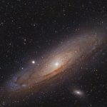 Συναρπαστική Προοπτική: Τρεις Γαλαξίες σε Πορεία Σύγκρουσης! Ο Δικός Μας, της Ανδρομέδας και του Τριγώνου Παίζουν τα Παιχνίδια τους με την Συγχώνευση!