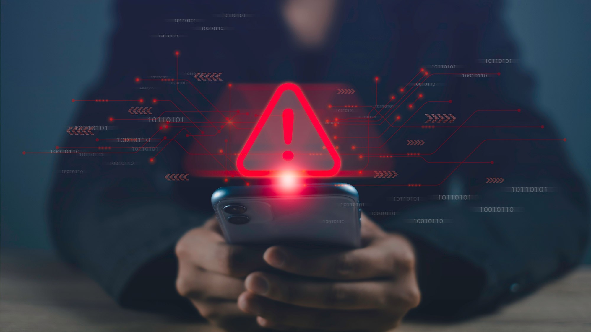 Ένα άτομο που κοιτάζει ένα τηλέφωνο με ένα ψηφιακό προειδοποιητικό σημάδι πάνω του
