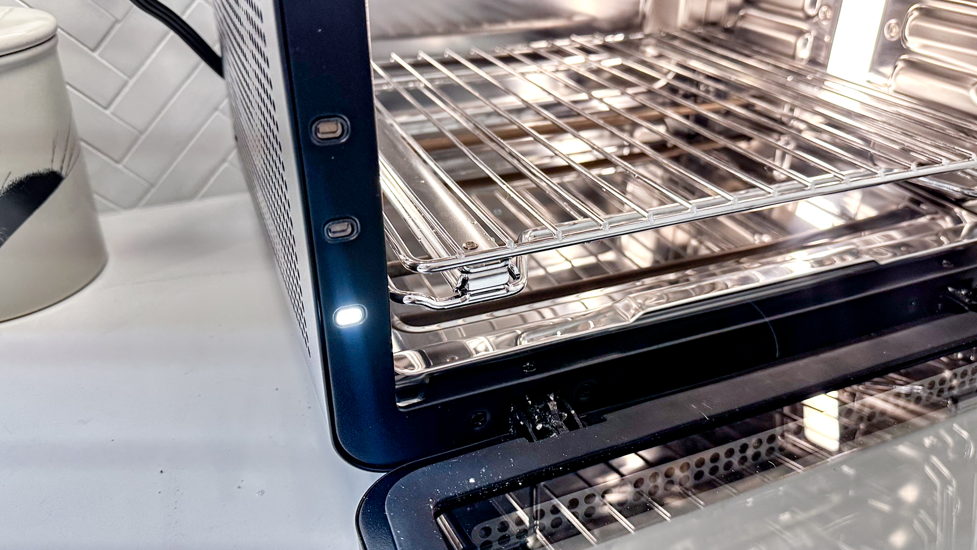 «Ανακαλύψτε τον ChefIQ MiniOven: Η Ανατρεπτική Κριτική του Τομ που Αλλάζει τα Πάντα στη Μαγειρική!» Μίνι Φούρνος CHEF iQ σε πάγκο κουζίνας